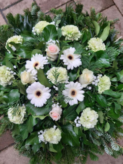 Dombkoszorú vegyes virágokkal - erzsebetvirag.hu