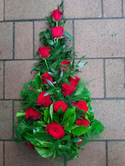 Tűzött sírcsokor rózsával, fátyolaszparágusszal - erzsebetvirag.hu