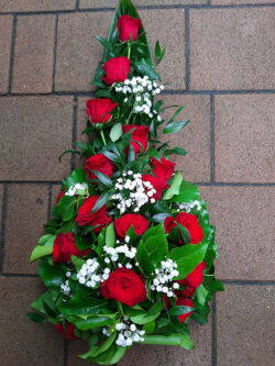 Tűzött sírcsokor rózsával, fáyolvirággal - erzsebetvirag.hu
