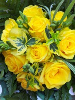 kerek csokor sárga rózsákból - erzsebetvirag.hu