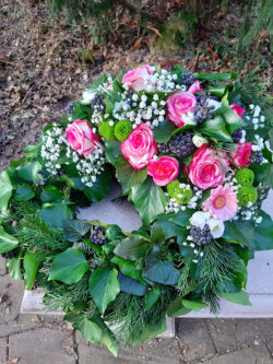 gorog-koszoru-fejreszes-diszitessel-erzsebetvirag.hu