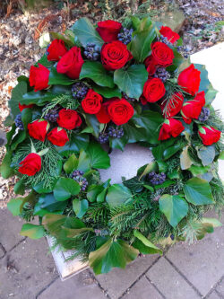 gorog-koszoru-fejreszes-diszitessel-erzsebetvirag.hu