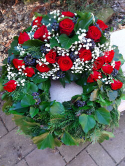 gorog-koszoru-fejreszes-diszitessel-erzsebetvirag.hu