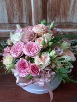 Pasztell virágdoboz vegyes virágokból D25