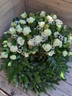 Fejrészes görögkoszorú D50,rózsákkal,lizianthussal