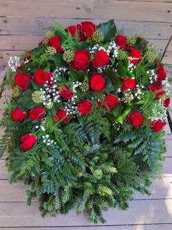 Fejrészes görögkoszorú,vörös rózsákkal,D50