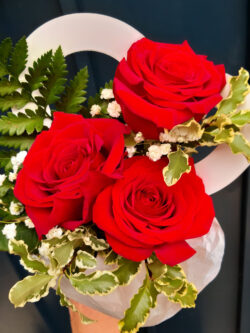 3 szálas rózsacsokor tölcsérben