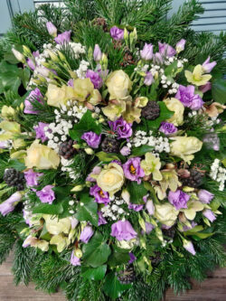 Álló domkoszorú lila virággal D70