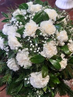 Sírcsokor fehér szegfűvel, 65 cm