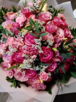 Virágcsokor rózsákkal,lizianthussal,eukaliptusszal