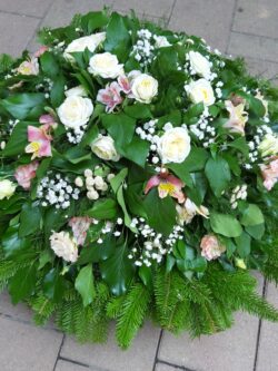 Fekvő dombkoszorú D70,pasztell virágokkal