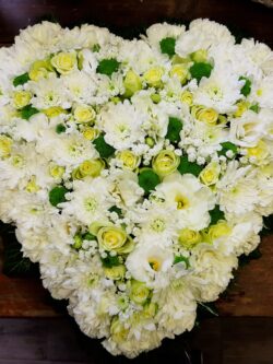 Szív alakú koszorú fehér és zöld virágokkal,drótmentes