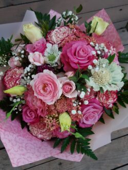 Virágcsokor,rózsa,lizianthus,szegfű,ördögszem felhasználásával