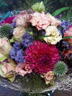 vegyes csokor kerti virágokkal