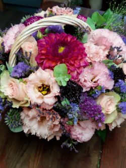 Virágkosár vegyes virágokkal