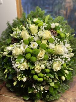 Virágözön álló dombkoszorú,zöld és fehér virágokkal D70