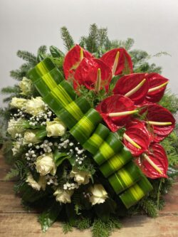 Álló dombkoszorú D70 rózsákkal és flamingóvirággal