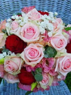 Menyasszonyi csokor rózsaszín és piros virágokból
