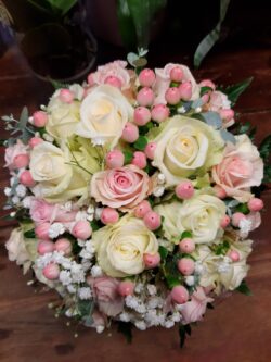 Menyasszonyi csokor fehér és rózsaszín rózsákból hypericummal,eukaliptusszal