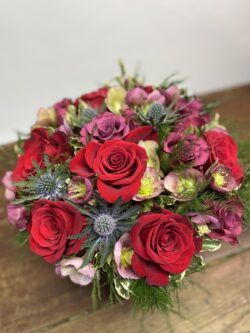 Virágdoboz rózsákkal,hunyorokkal ,eryngiummal