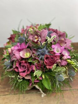 Virágdoboz rózsákkal,orchideával,hunyorral,eryngiummal