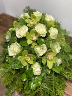 Sírcsokor,rózsákkal,orchideákkal