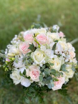 Menyasszonyi csokor ,szezonális vegyes virágokból,bogyókkal