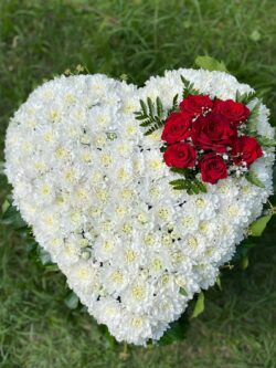 Szív alakú koszorú krizanténból rózsákkal,drótmentes